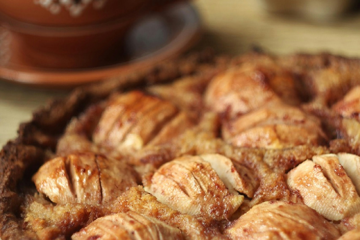 Quando organizzo una cena, porto sempre la torta salata alla pizza di nonna: finisce in un lampo