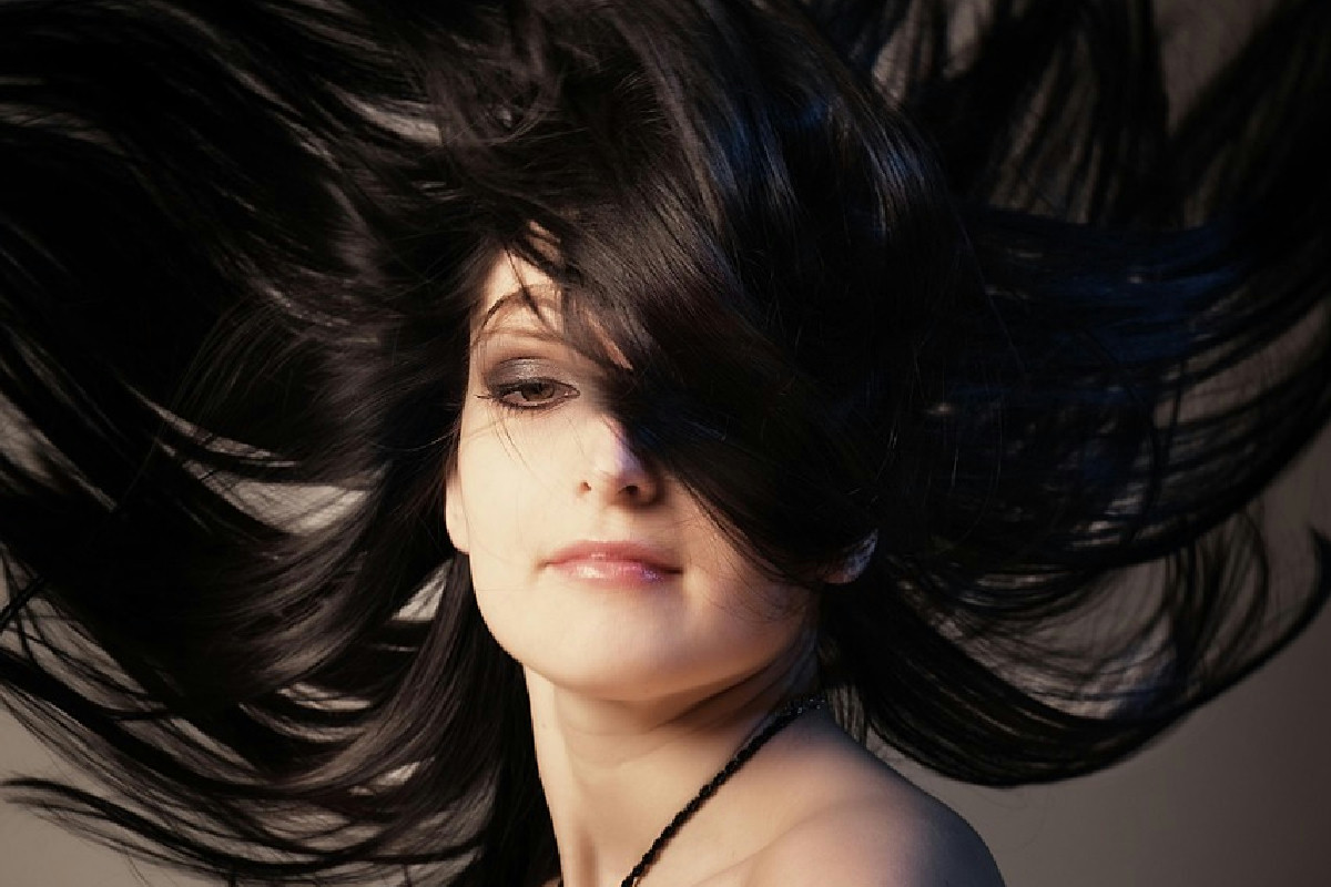 Rosmarino per capelli: ecco perché sempre più persone usano l’acqua naturale per la chioma